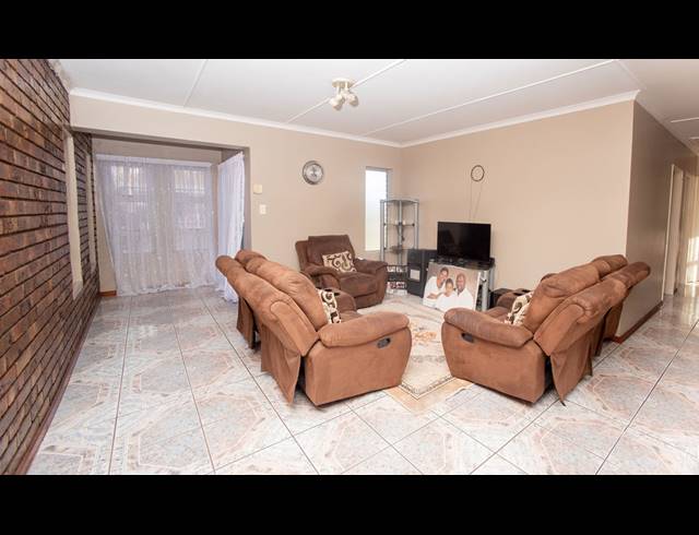 4 BEDROOM HOUSE FOR SALE IN SUNNYRIDGE